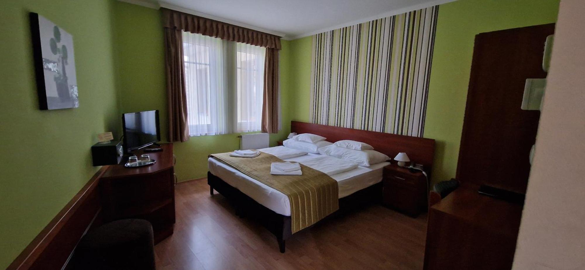 Hotel Patonai Fertőd Exterior foto